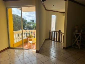 Se vende espaciosa casa con patio en Ulloa de Heredia 25-183