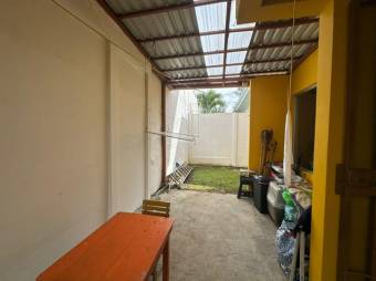 Se vende espaciosa casa con patio en Ulloa de Heredia 25-183