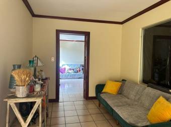 Se vende espaciosa casa con patio en Ulloa de Heredia 25-183