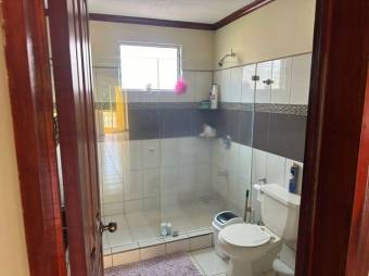 Se vende espaciosa casa con patio en Ulloa de Heredia 25-183