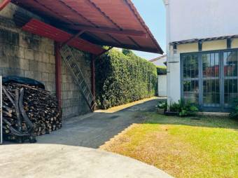 Se vende casa de 2 plantas con uso de suelo mixto en Heredia 24-1382