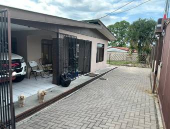 Casa en Venta con amplio terreno en Guápiles Centro