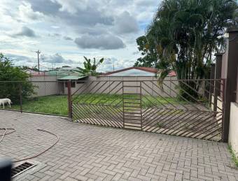 Casa en Venta con amplio terreno en Guápiles Centro