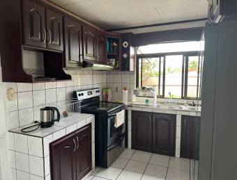 Casa en Venta con amplio terreno en Guápiles Centro