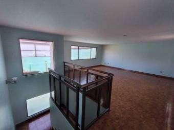 Se vende casa con jardín y terraza en San francisco de Heredia 24-1442