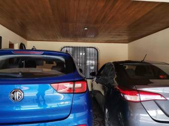 Se vende amplia casa con patio en Heredia Mercedes A24-1412