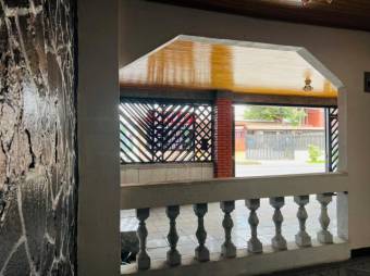 Se vende espaciosa casa con zona de alta demanda en Mercedes de Heredia A25-6