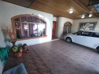 Se vende espaciosa casa a cerca del Mall Oxigeno en San Francisco de Heredia 24-1601