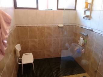 Se vende espaciosa casa a cerca del Mall Oxigeno en San Francisco de Heredia 24-1601