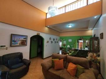 Se vende espaciosa casa a cerca del Mall Oxigeno en San Francisco de Heredia 24-1601