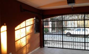 Se vende espaciosa casa con patio en condominio de San Francisco en Heredia 24-1163