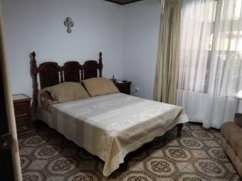 Se vende espaciosa casa en residencial de Heredia centro 24-1412