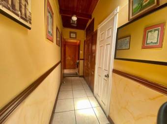 Se vende espaciosa casa con uso de suelo mixto en Heredia Centro 23-2810