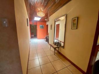 Se vende espaciosa casa con uso de suelo mixto en Heredia Centro 23-2810