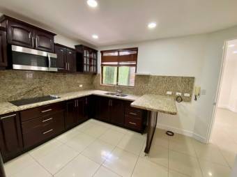 Se vende moderna casa en condominio de San Rafael en Escazú 25-228