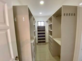 Se vende moderna casa en condominio de San Rafael en Escazú 25-228