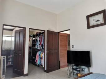 Se vende casa con mucha luz natural y jardin en San Francisco Heredia A23-1611