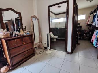 Se vende casa con mucha luz natural y jardin en San Francisco Heredia A23-1611