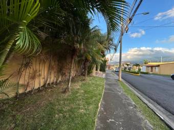 Se vende casa con patio y terraza en San Francisco de Heredia 25-168