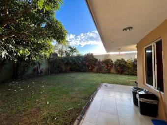 Se vende casa con patio y terraza en condominio de San Francisco en Heredia 25-168