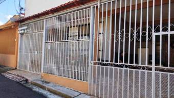 Se vende casa en importante zona comercial en San Francisco Heredia A24-1253