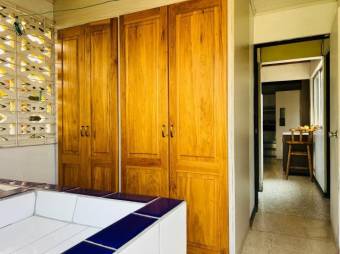 Se vende casa con uso de suelo mixto en Heredia Centro 24-1382