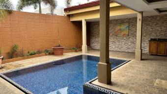 Se vende moderna casa con piscina en condominio de San Antonio de Bélen 24-1669 