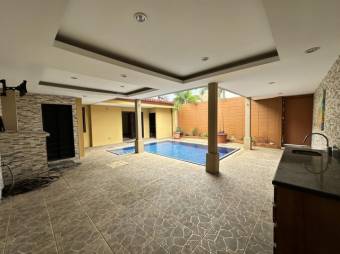 Se vende moderna casa con piscina en condominio de San Antonio de Bélen 24-1669 