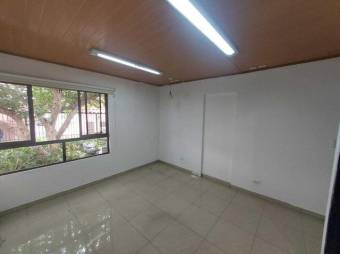 Se vende espaciosa casa con jardín en Mercedes de Heredia 24-1775