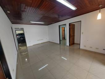 Se vende espaciosa casa con jardín en Mercedes de Heredia 24-1775