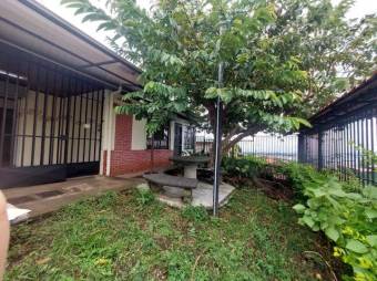 Se vende espaciosa casa con jardín en Mercedes de Heredia 24-1775