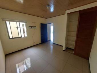 Se vende espaciosa casa con jardín en Mercedes de Heredia 24-1775