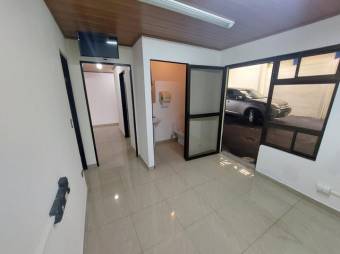 Se vende espaciosa casa con jardín en Mercedes de Heredia 24-1775