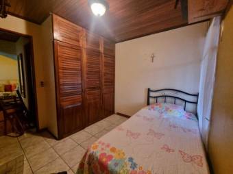 Se vende casa de dos niveles con jardin en San Francisco Heredia A24-582