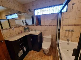 Se vende casa de dos niveles con jardin en San Francisco Heredia A24-582