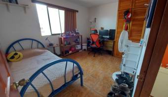 Se vende casa de dos niveles con jardin en San Francisco Heredia A24-582