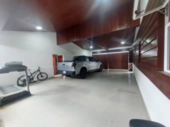 Se vende moderna casa con terraza en San Joaquin de Heredia 24-1701