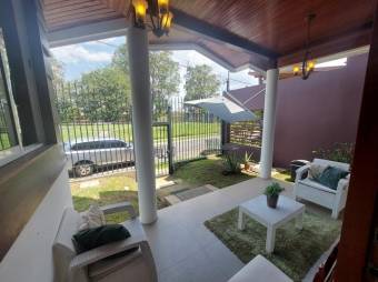 Se vende moderna casa con terraza en San Joaquin de Heredia 24-1701