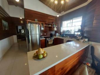 Se vende moderna casa con terraza en San Joaquin de Heredia 24-1701