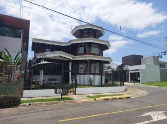 Se vende moderna casa con terraza en San Joaquin de Heredia 24-1701