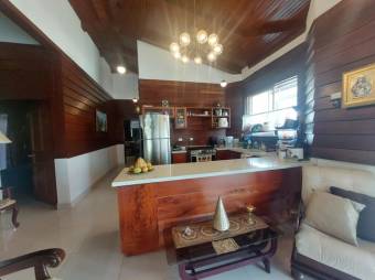 Se vende moderna casa con terraza en San Joaquin de Heredia 24-1701