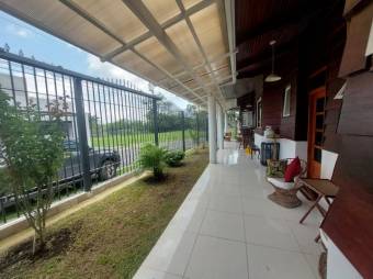 Se vende moderna casa con terraza en San Joaquin de Heredia 24-1701