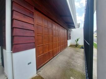 Se vende moderna casa con terraza en San Joaquin de Heredia 24-1701