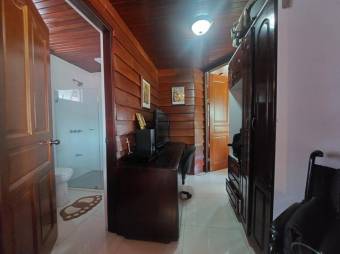 Se vende moderna casa con terraza en San Joaquin de Heredia 24-1701