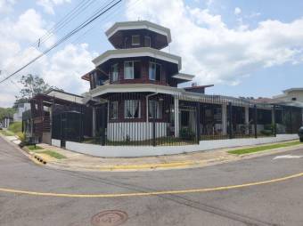 Se vende moderna casa con terraza en San Joaquin de Heredia 24-1701