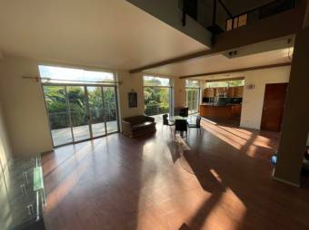 Se vende moderna casa con patio y terraza en San Antonio de Belén 21-1989