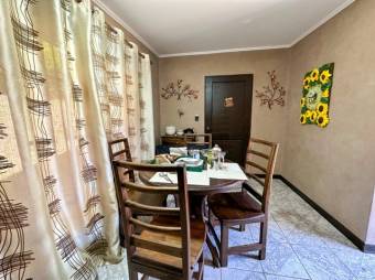 Se vende lujosa casa con amplio patio en San Joaquín de Heredia 23-2410