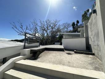 Se vende moderna casa con amplio terreno de 1,523m2 en Piedades de Santa Ana 25-90