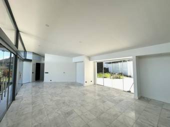 Se vende moderna casa con amplio terreno de 1,523m2 en Piedades de Santa Ana 25-90