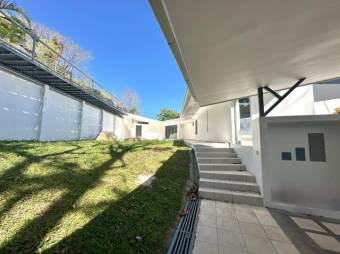 Se vende moderna casa con amplio terreno de 1,523m2 en Piedades de Santa Ana 25-90